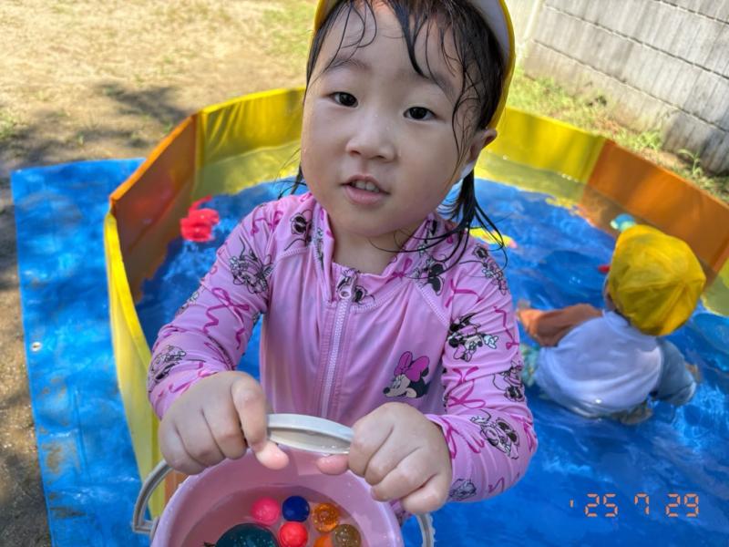 ＜プール遊びを楽しんでいます＞