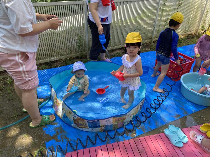＜プール遊びを楽しんでいます＞