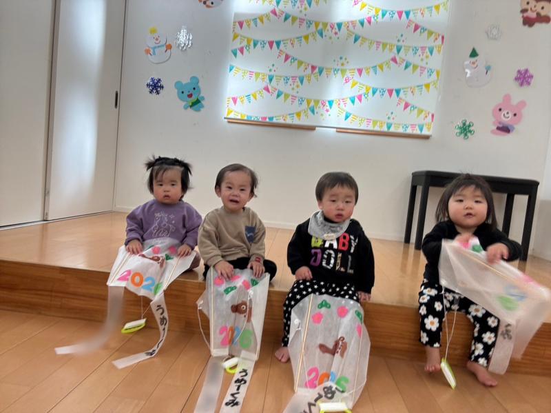 <空高く揚がった凧>